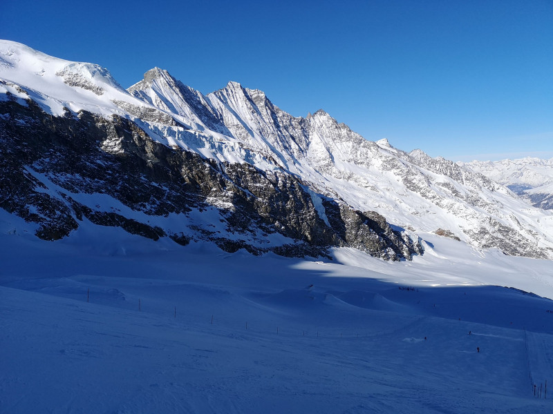 Piste 19 (Allalin) und Überresten des Snowparks vor der Mischabelgruppe