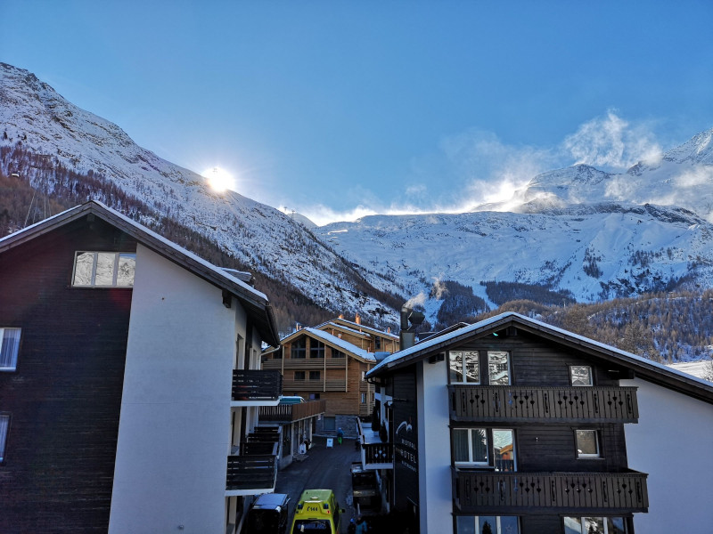 Blick vom Balkon. Bei den Schneefahnen muss es wohl ziemlich stürmen oben.