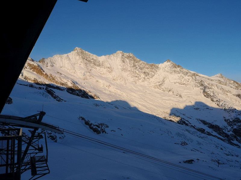 Auf Felskinn angekommen, Mischabelgruppe im Morgenlicht