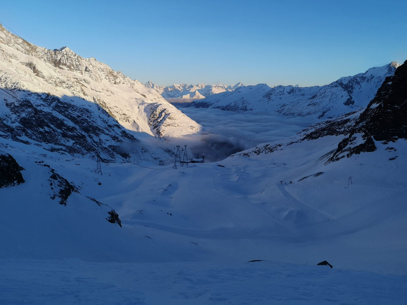 Blick ins Tal. Es hatte etwas Hochnebel, der aber kaum störte und sich dann auch rasch aufgelöst hatte.