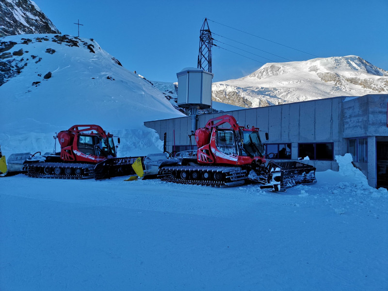 Pistenbullys auf Felskinn