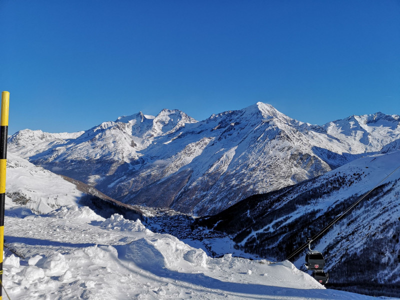 Blick auf das Skigebiet von Saas-Grund mit den beiden 4000er Weissmies (rechts) und Lagginhorn (links), diesmal ohne Wolken