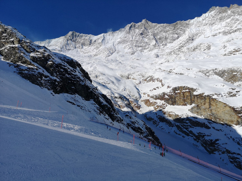 Mischabelgruppe mit dem Dom in der Mitte vom Spielboden aus gesehen. Die Front des Doms ist schon eindrücklich: Ab dem Grund des „Tals“ hinter der Piste sind es gut 2000 Höhenmeter auf 2.4 km Luftlinie.