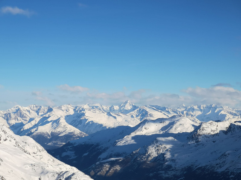 Zoom zu den Bergen auf der anderen Seite des Rhonetals und Richtung Berner Oberland, leider mit einigen Wolken.