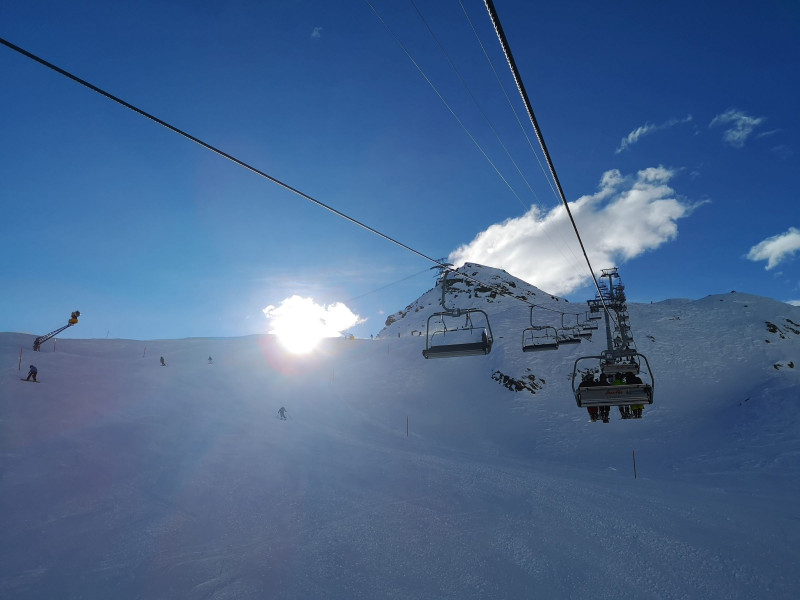 In der SB am Längfluh. Leider waren auch hier die Pisten etwas knollig, dafür ist es die einzige Ecke des Skigebiets, die um diese Jahreszeit mindestens teilweise in der Sonne liegt. So sind wir dann für einige Runden geblieben.