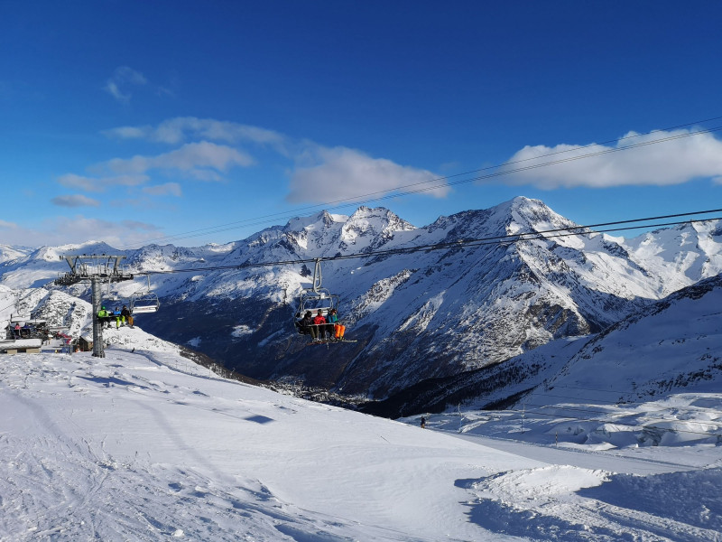 Längfluh-Sesselbahn vor dem Lagginhorn und dem Weissmies
