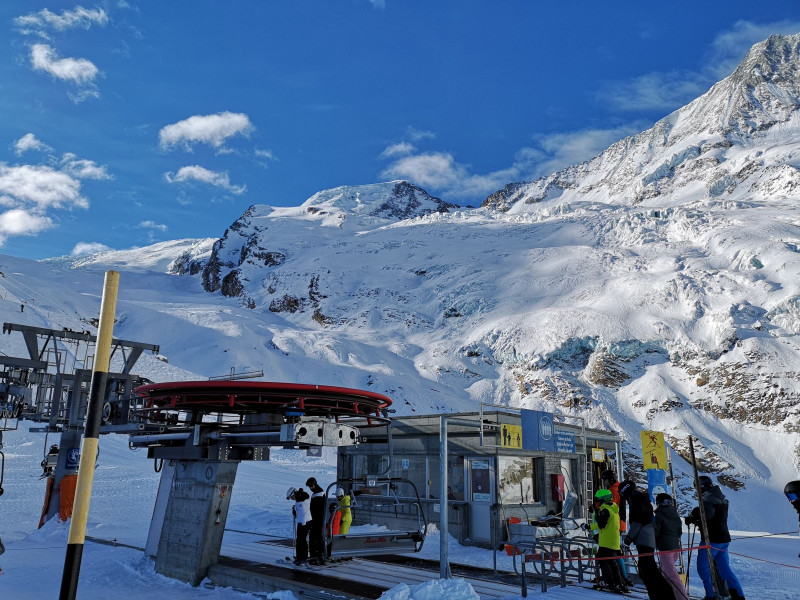 Und die Talstation mit dem imposanten Gletscher dahinter