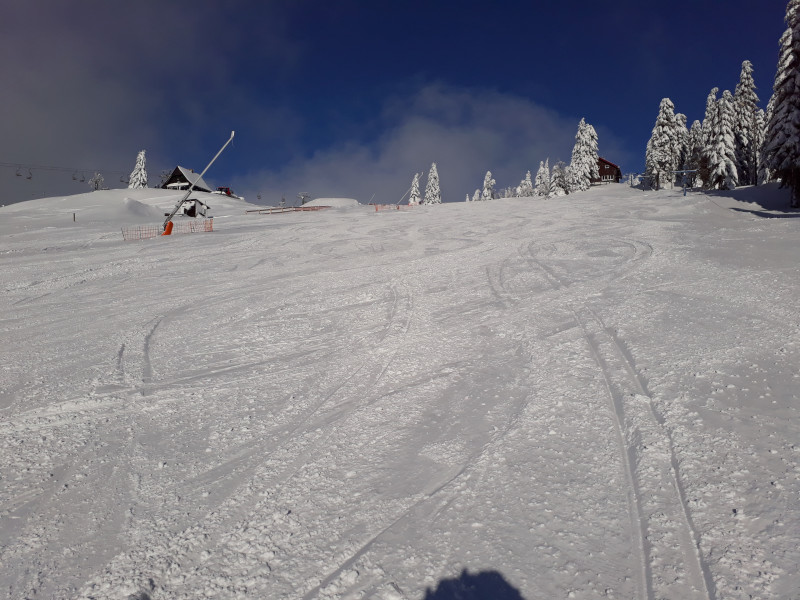 Leere Piste im Neklid