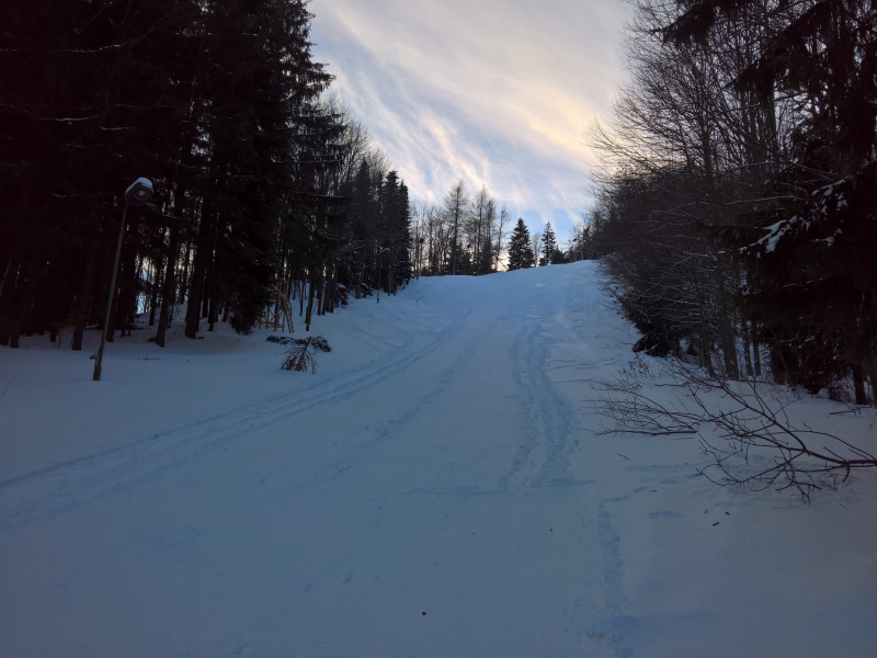Rote Piste mit NO-Ausrichtung, leider auch hier ein fetter Absatz in der Mitte und das obere Drittel ohne Windenbully nicht zu walzen