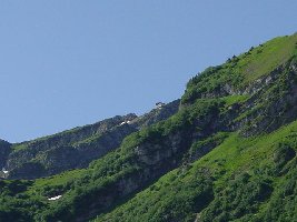 Blick mit Digitalzoom auf die zweite Sektion. Die Bahn verlief auf dem Grat und tauchte danach ab zur Mittelstation.