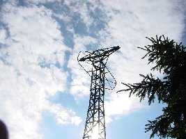 Stütze kurz oberhalb der Talstation. Die Rollenbatterien wurden teilweise demontiert.