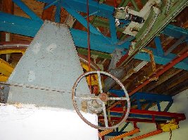 Bremse, elektrische (!) Weiche mit Hängeschiene und im Hintergrund die Abstellgleise.