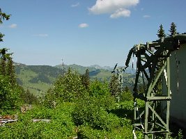 Blick von der Mittelstation. Ist da nach der ersten Stütze nicht flach. Wer dort rausläuft fällt ziemlich tief...