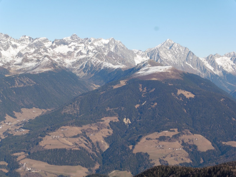 Rechts der Hochgall vom Kronplatz aus gesehen. Etwas unübersichtlich ist von Süden aus gesehen die Gipfelgruppe mit dem Schneebigen Nock, die sich links vom Hochgall befindet