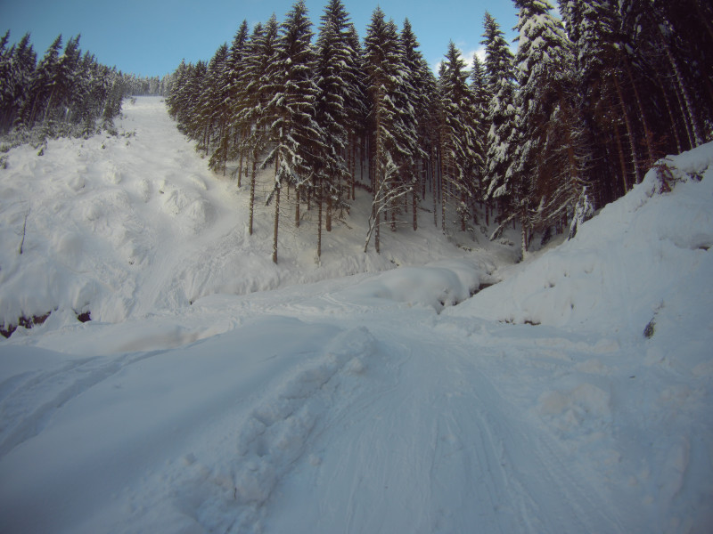 Spitzkehr der Jachymovska Freeride, hier geht es in den Ziehweg über (gut zu erkennen dass auf der Südseite viel Offpiste gefahren wird, es gibt aber genug andere Bereiche die nicht so zerfahren sind)