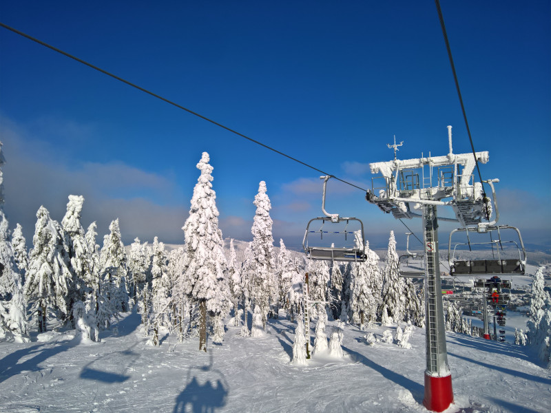 4SB SUZUKI - der Lift des Tages auf der Nordseite (im Hintergrund der Fichtelberg)
