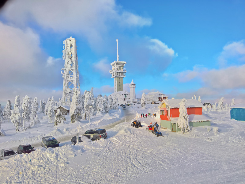 Das Ensemble auf dem Gipfel ist baulich in keinem guten Zustand, aber sieht in seinem weißen Kleid doch recht freundlich aus