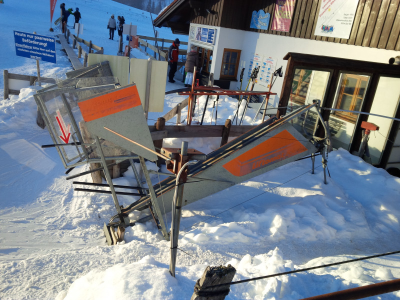 Der linke Schlepplift hat einen Liftomat wie der Breiitensteinlift I am Grünten