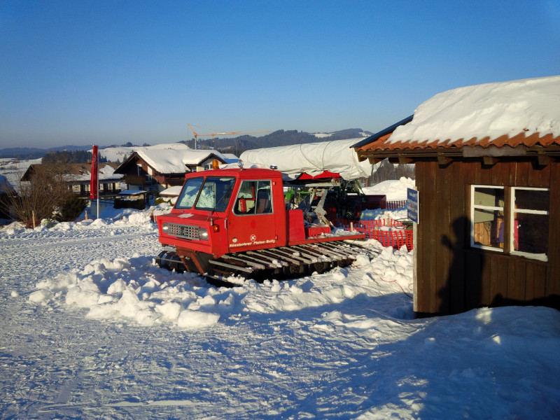 Historische Pistenraupe, sie haben aber auch eine neue in Sinswang