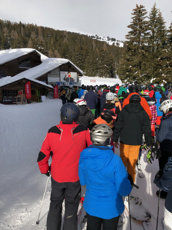 Am Samstag musste man dann ab 11:15 schon gut anstehen ... bis 10 war es am Pedra Grossa/Scalottas noch leer.