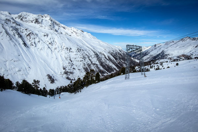 Die Sensation des Tages: Der Vordere Wurmkogellift I hat offen und die dazugehörige Abfahrt ist landschaftlich sehr reizvoll, zu fahren ist sie eher "ursprünglich". Da ist nichts modelliert und beschneit.