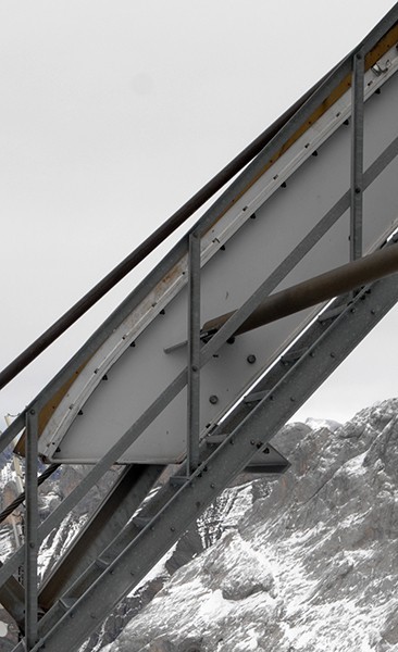 Talseitiges Ende einer Stütze mit Rollsecure Tragseilhaltevorrichtung