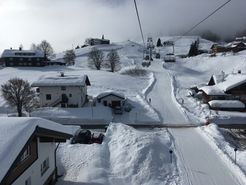 1- Weiter gute Schneelage am Parsenn, aber die Straßenquerung kommt der Asphalt durch