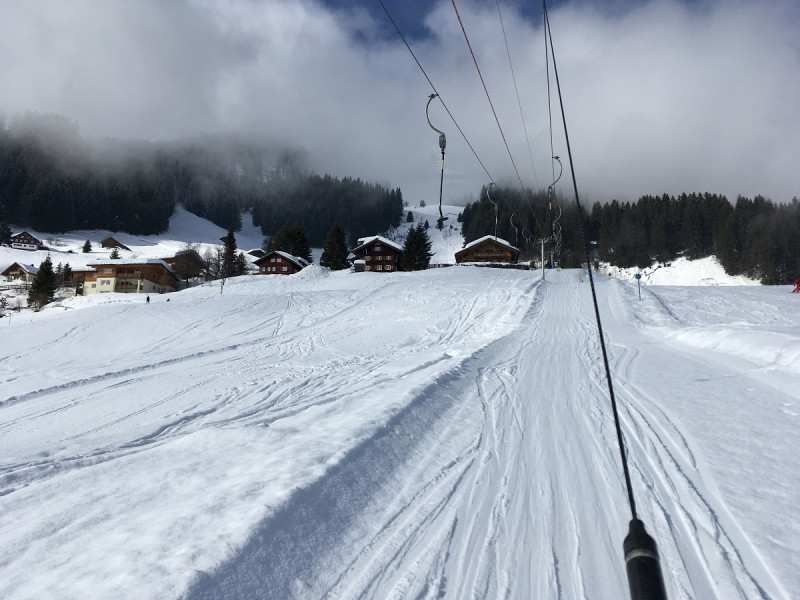 11- Jedermann, für den Lift gilt das gleiche wie für den Maisäß. Habe diese Kurzbügler als Skischüler gehasst...