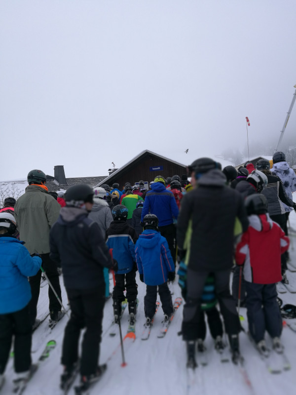 Der Versuch Richtung Sonnenlift zu fahren stellte sich als Fehler heraus, was im einzigen nervigen Anstehen des Tages resultierte (wie bereits erwähnt ca. 15min).