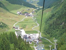 Der Sommer hatte mich wieder, und so kam es auch, dass die meisten Autos Wanderer waren und und keine Skifahrer