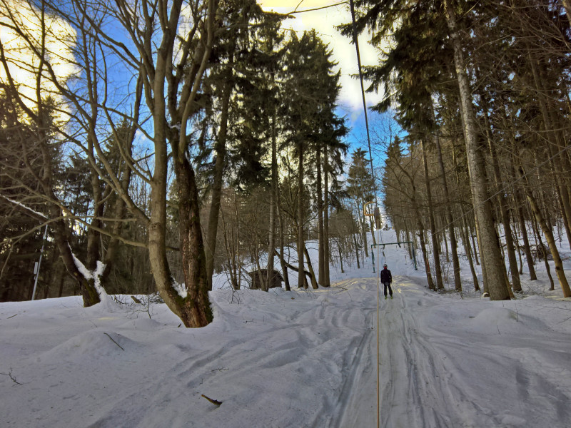 Liftspur kurz vorm Steilstück, an der Wegquerung haben einige ausgehangen und sind nur den unteren "Carvingteil" gefahren