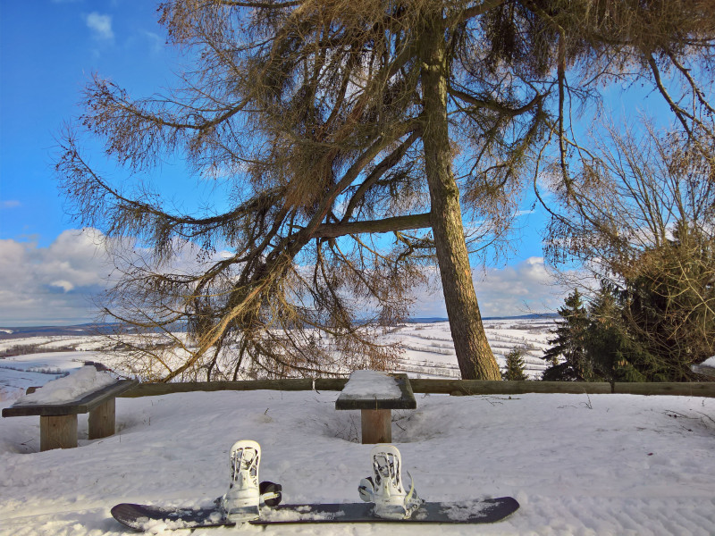 Einkehrschwung mit Liegestuhl in der Sonne und Blick übers Erzgebirge