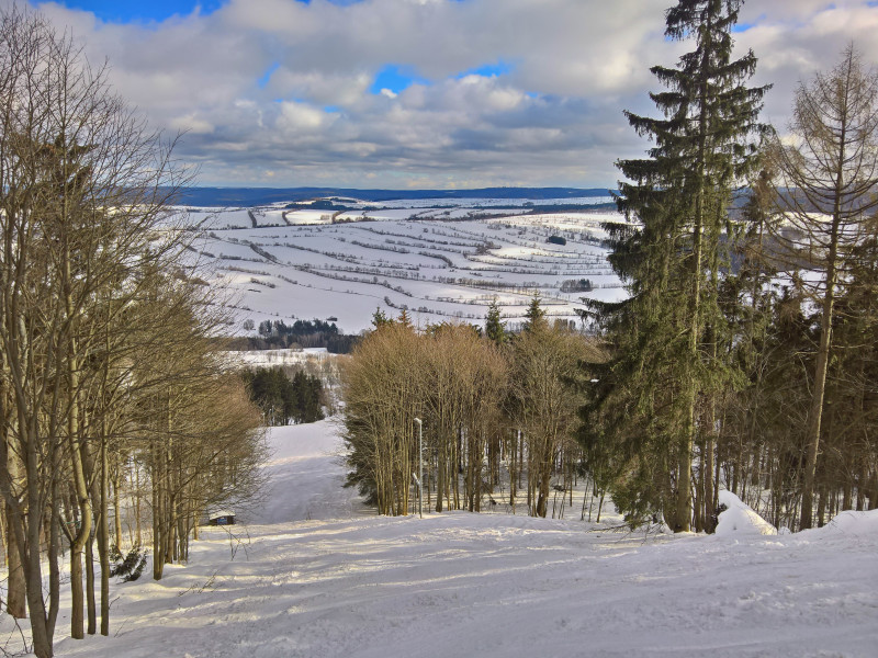 Hauptabfahrt und Blick bis fast zur Talstation