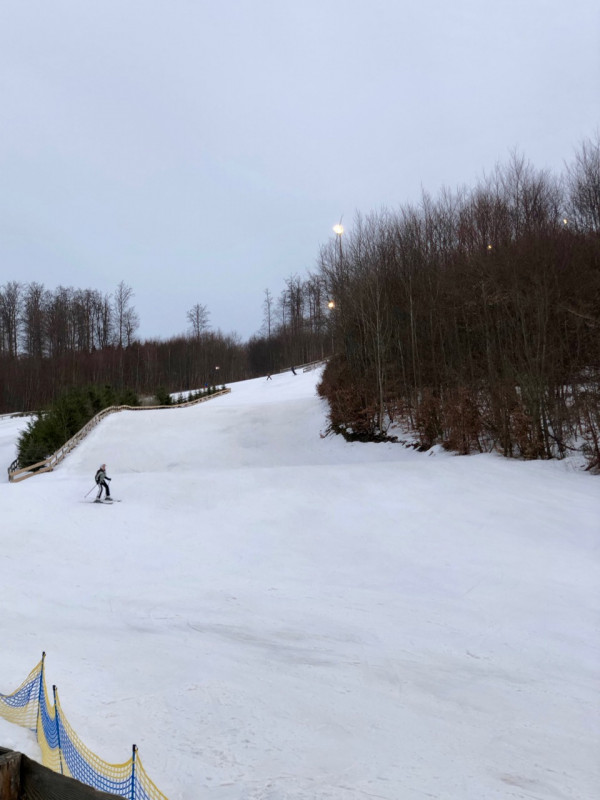 Pisten noch gut in Schuss und ab dem späten Nachmittag leer. Man sieht aber langsam kleine, durchgetaute Flächen.