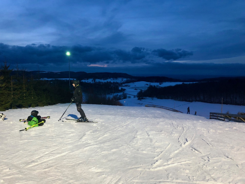 In der blauen Stunde Skifahren ist immer wieder schön.