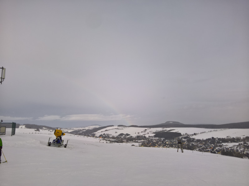 Die Aussichten auf die umliegenden Berge (Pöhlberg links, Bärenstein rechts) entschädigen etwas für die überschaubaren Varianten die der Hang bietet