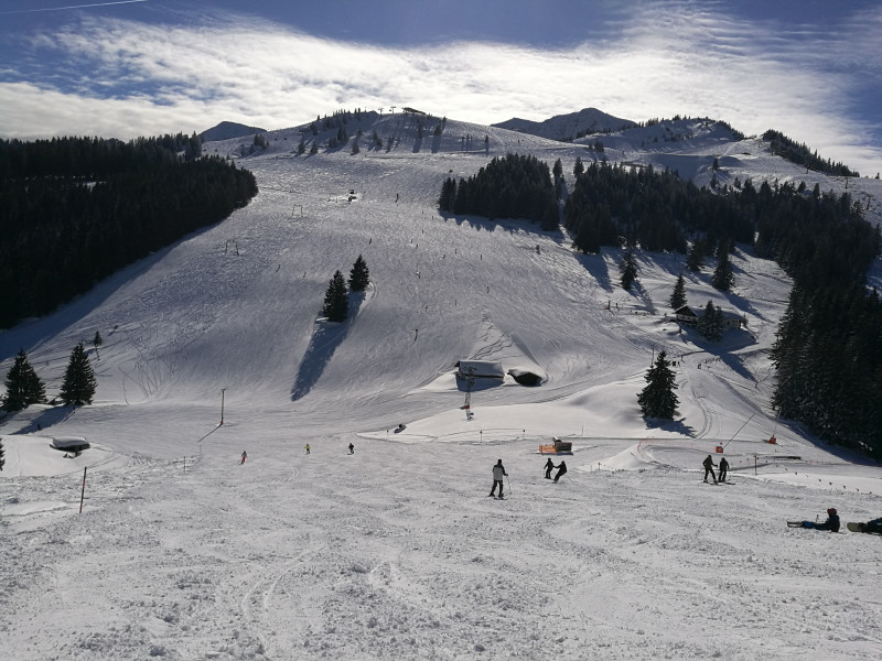 Tolles Wetter und super Schnee. Blick auf das mittlere Sudelfeld