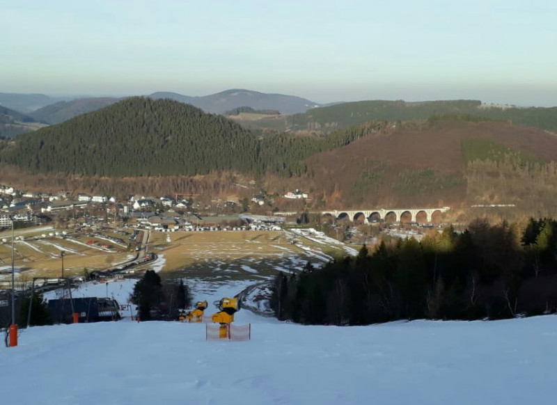 Wilddiebpiste am späten Nachmittag mit dem Willinger Viadukt im Hintergrund