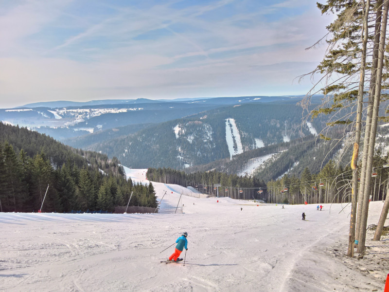 Ab 12Uhr wurde es spürbar leerer, man hatte viel Platz auf einer tollen Piste und keine Anstehzeiten am schnellen Lift - perfekt