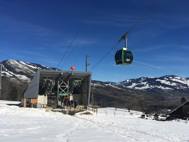 Talstation der Luftseilbahn Kräbel  - Rigi Scheidegg. Ich hatte mit Wartezeiten gerechnet, darum war ich positiv Überrascht, dass wir gleich in die erste Kabine konnten.