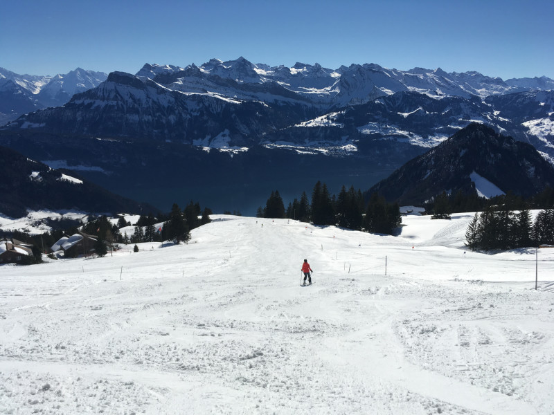 Piste am Skilift Odermatt. Unten der Vierwaldstättersee, hinten Emmetten und das Skigebiet Klewenalp-Stockhütte. Nice.