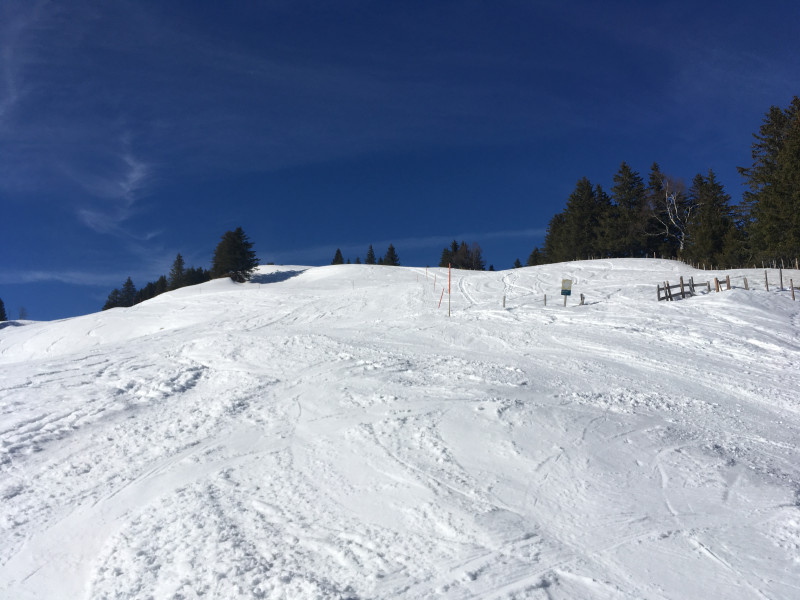 Skipiste Rigi Burggeist - Obergschwend. Maximal 2-3 Spuren bereit präpariert und nur einseitig markiert.