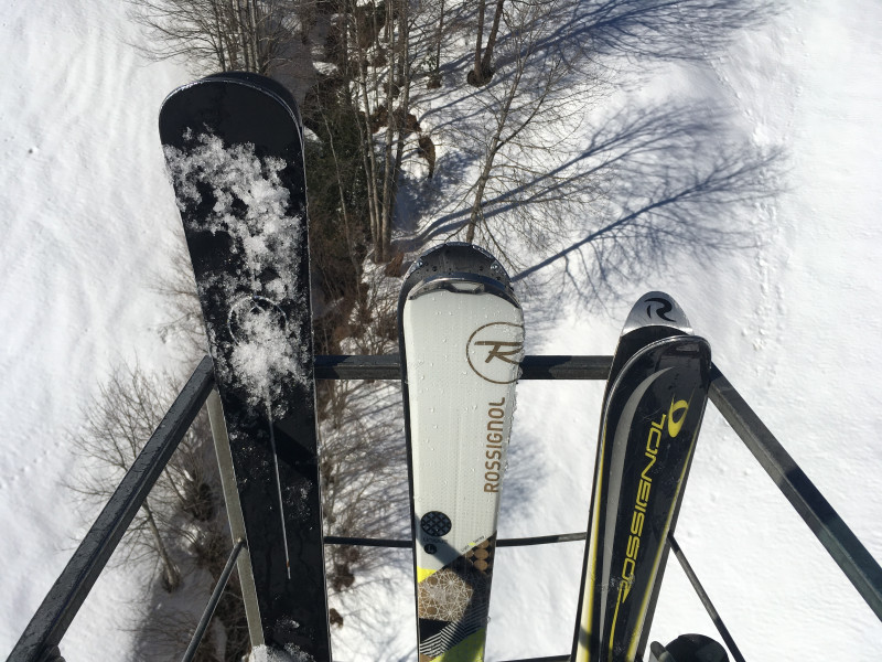 Die Skier fahren in einem Korb vor der Gondel mit.