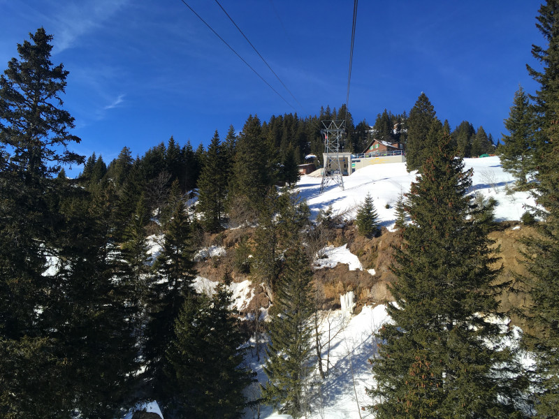 Kurz vor Rigi Burggeist. Rigi Scheidegg befindet sich etwas weiter oben auf dem Bergkamm. Der Skilift Odermatt befindet sich links ein Hang weiter.
