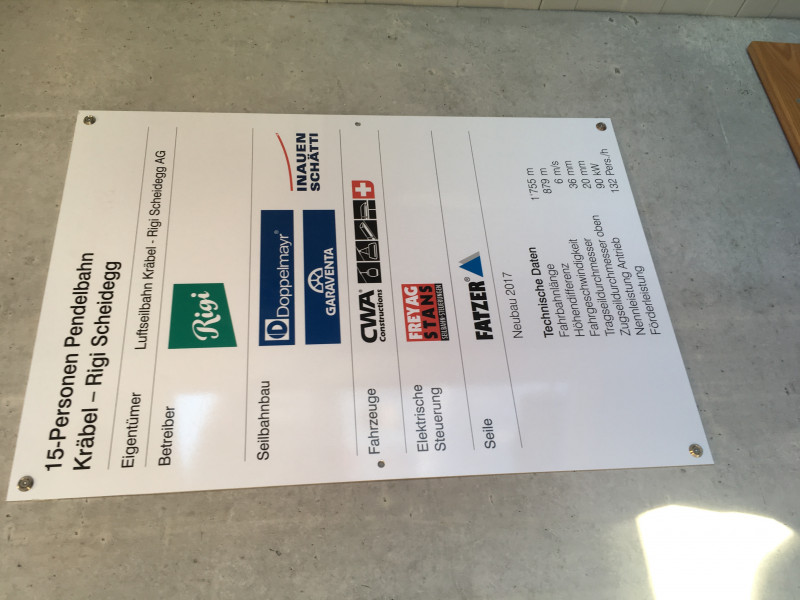 Bei der Talfahrt gab es dann dank zahlreichen Fussgängern rund 20-25 Minuten Wartezeit, die ich für ein Foto des Herstellerschilds verwendete...