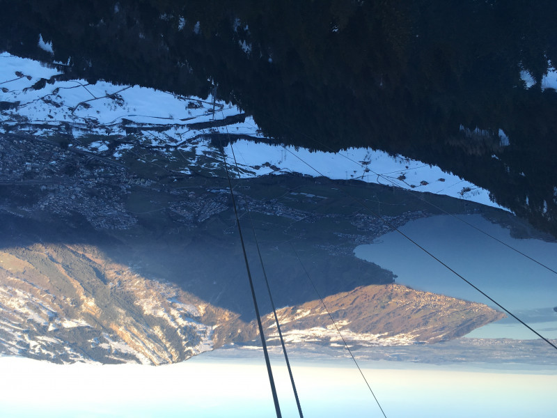 Talfahrt nach Kräbel. Im Hintergrund Arth und Goldau sowie zahlreiche Beispiele, wieso wir das Wochenende vorher für die Zersiedlungsinitiative gestummen hätten...