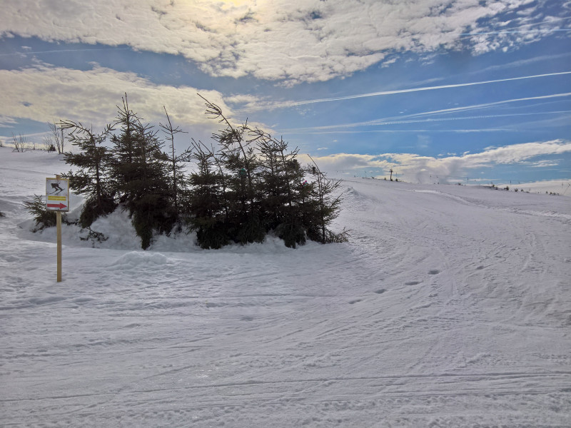 Abzweig von der Piste 13 (von oben kommend), hinter mir geht es durch die Unterführung zum Parkplatz...