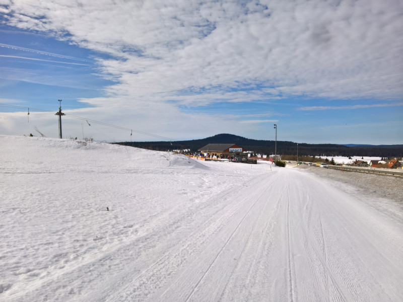 ... und rechts führt der Ziehweg hinab zur Talstation Za Prahou