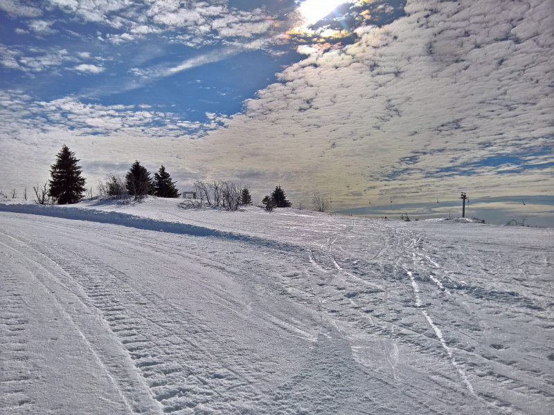 Blick zurück zum 2-SL, hier kreuzt man talwärts in Richtung der Piste 13 und folgt dieser