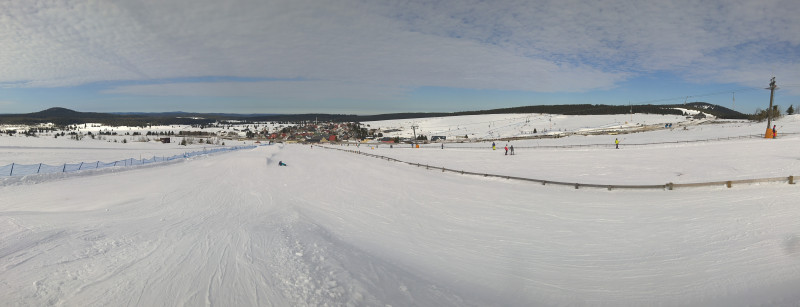 Blick vom Start des Funslope in Za Prahou, links der Gottesgabes Spitzberg (mit 1115m dritthöchster Gipfel im Ergebirge) und rechts das Hranice Areal
